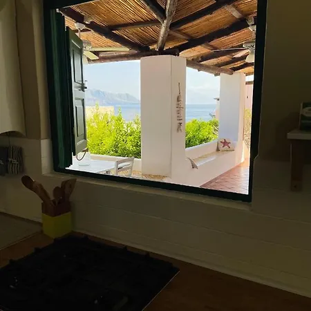 Pomelia, Nel Corso Di A 50 Mt Dal Mare *